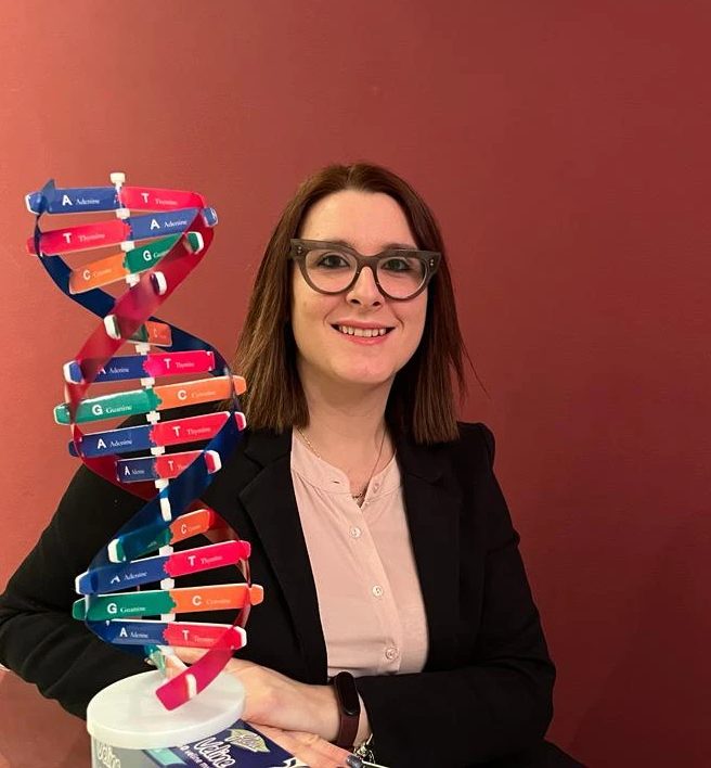 La Dott.ssa Tecla Cremonesi, biologa nutrizionista, accanto al modello di una doppia elica del DNA